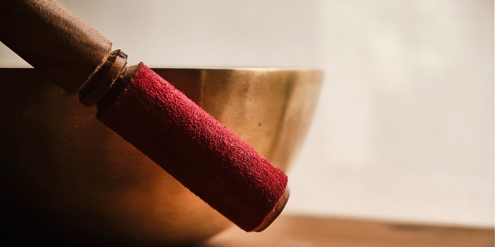 A hangtál meditáció jótékony hatásai – Interjú