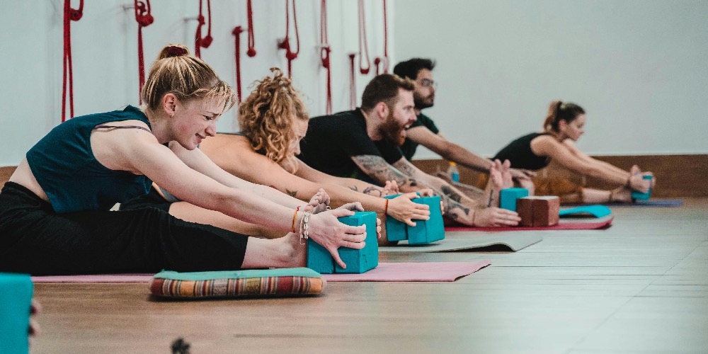 Jóga gyakorlatok kezdőknek – Teljes útmutató otthoni gyakorláshoz
